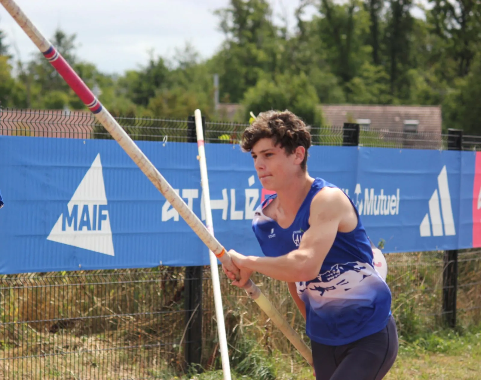 Aloïs Gellens, perche en main, concentré au moment de son élan