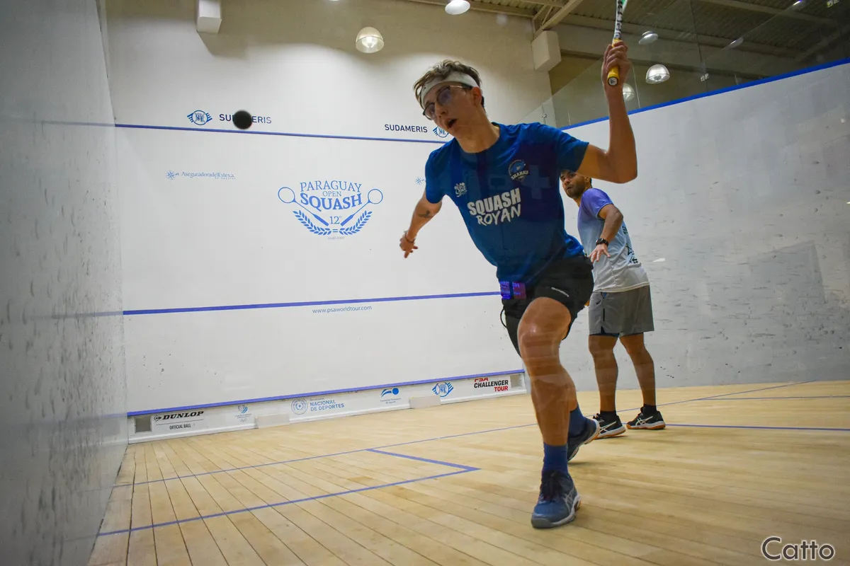 Macéo Lévy, raquette levée, se replace sur un court de squash