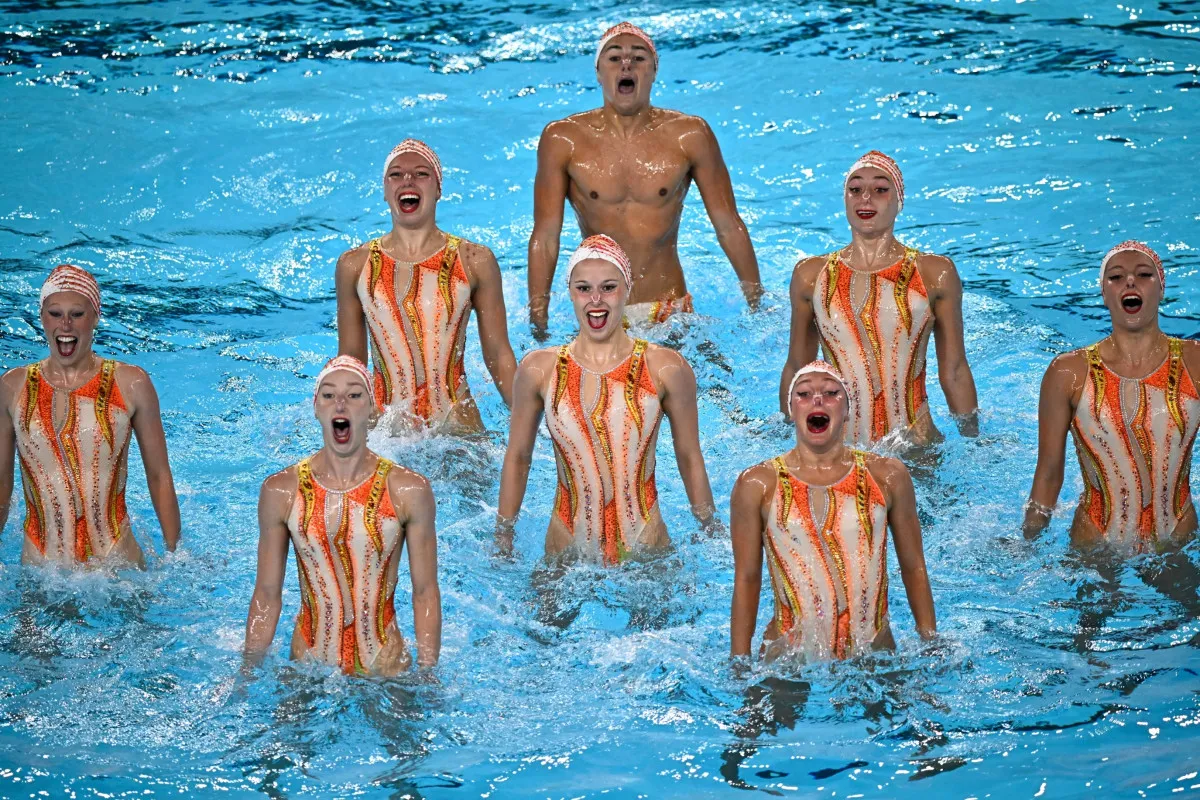 Milan Violon au centre de l'équipe de France de natation artistique, lors d'un ballet