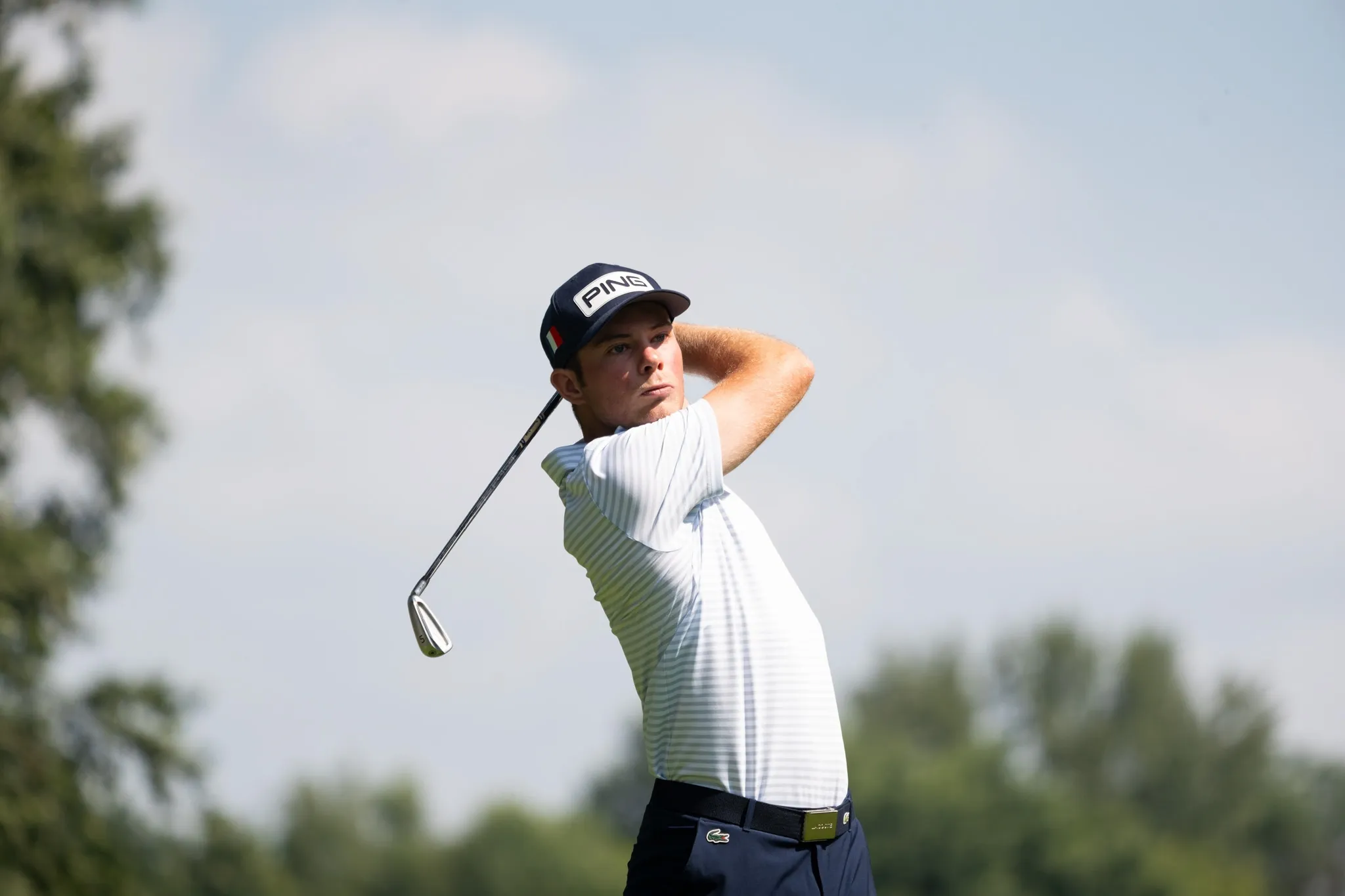 Paul Beauvy termine son swing, casquette vissée sur la tête